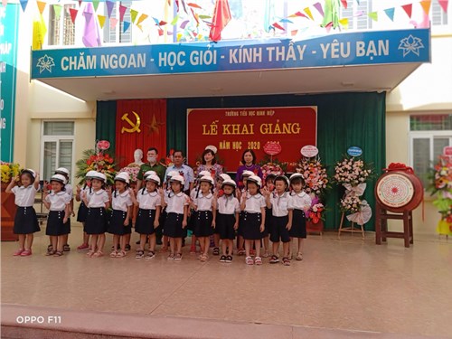 Trao mũ bảo hiểm cho HS lớp 1